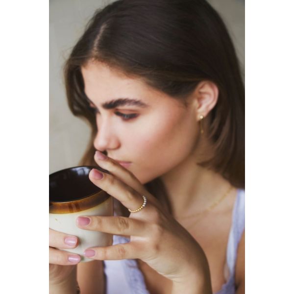 deze ring met parels maakt je hele outfit af. Parels zijn classy en zorgen voor een leuke uitraling. De ring is beschikbaar in alle maten.