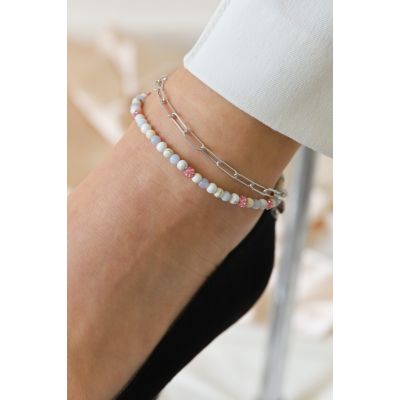 enkelbandje met roze en paarse steentjes met diamantjes. De enkelband heeft verschillende kralen en is leuk te combineren met de zilveren chain enkelband. 